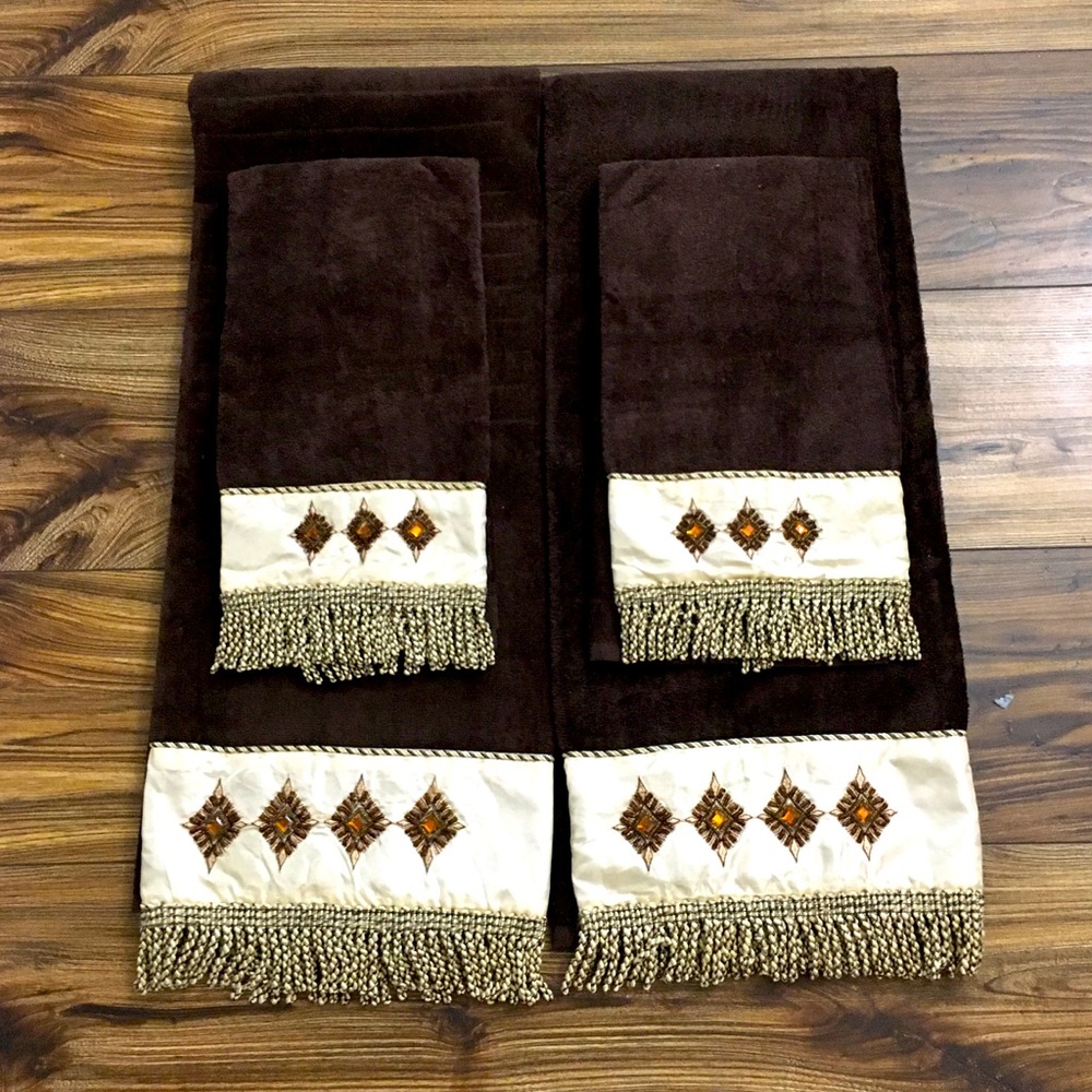 EUC 4pc. Stratford Home Decorative Towel Set